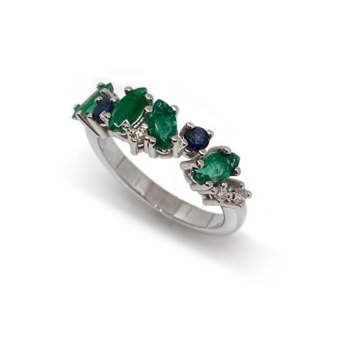 Anell or blanc, safirs, maragdes i diamants
