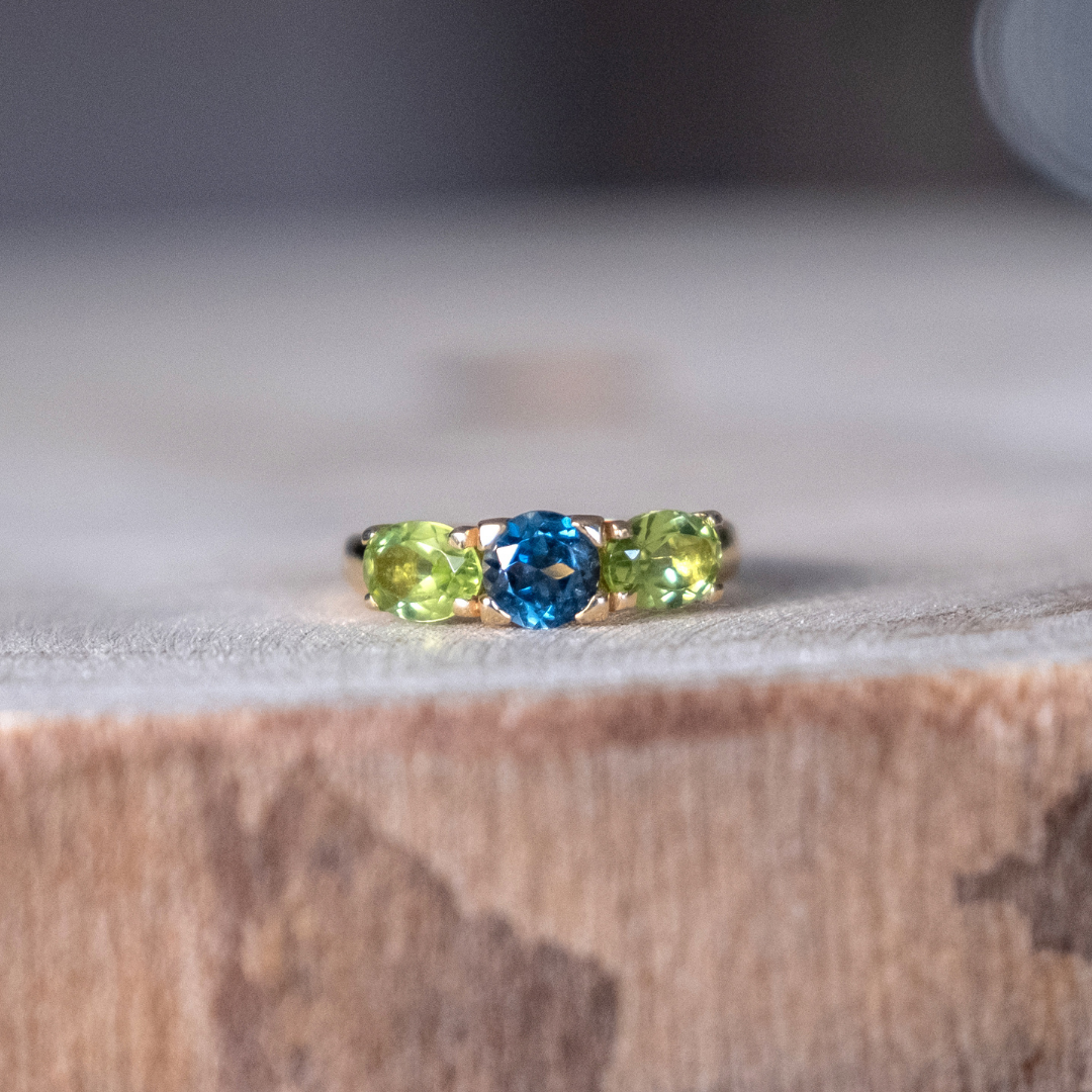 ANELL OR BLANC, TOPÀS LONDON I PERIDOTS 