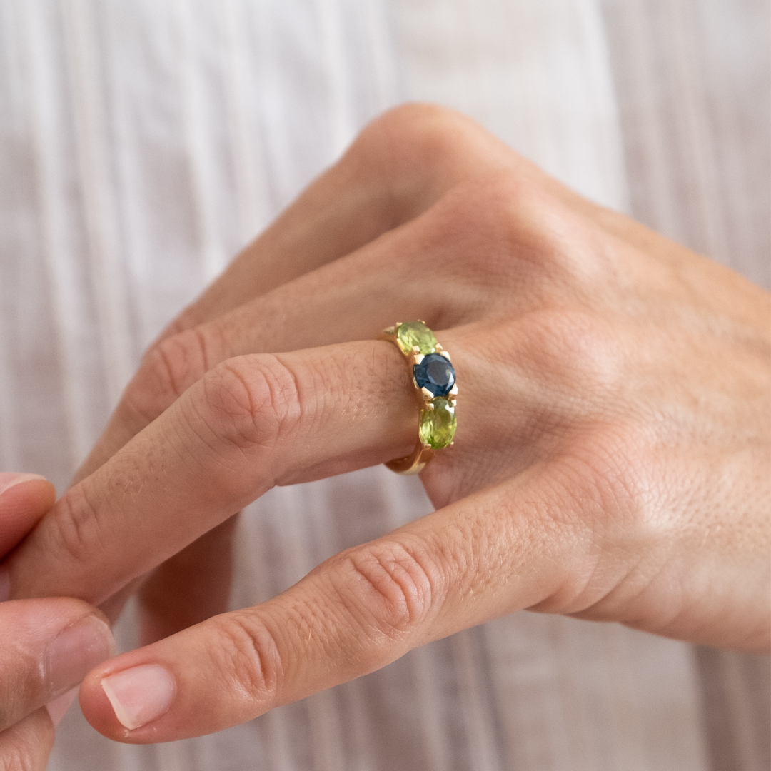 ANELL OR BLANC, TOPÀS LONDON I PERIDOTS 
