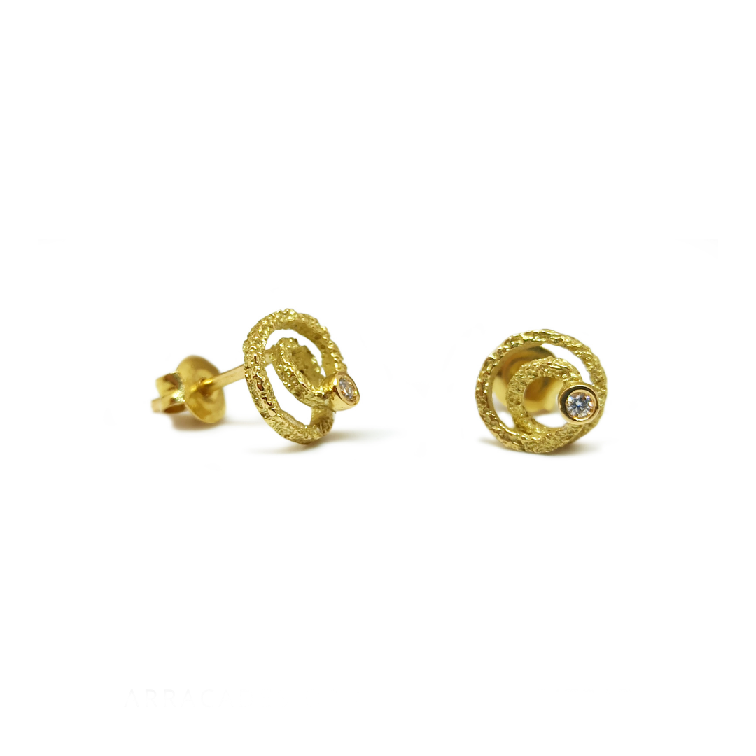 PENDIENTES ORO AMARILLO TEXTURADO CON BRILLANTE
