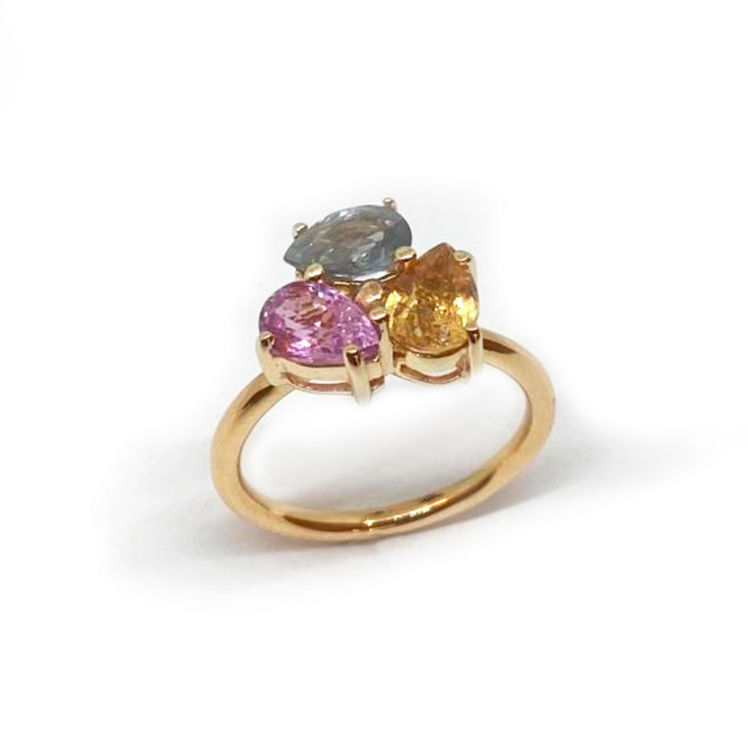 ANILLO DE ORO AMARILLO Y 3 PIEDRAS NATURALES